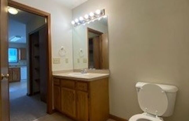 2 beds, 1 bath, $895, Unit APT. 2