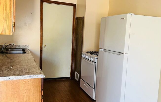 2 beds, 1 bath, $600, Unit #11