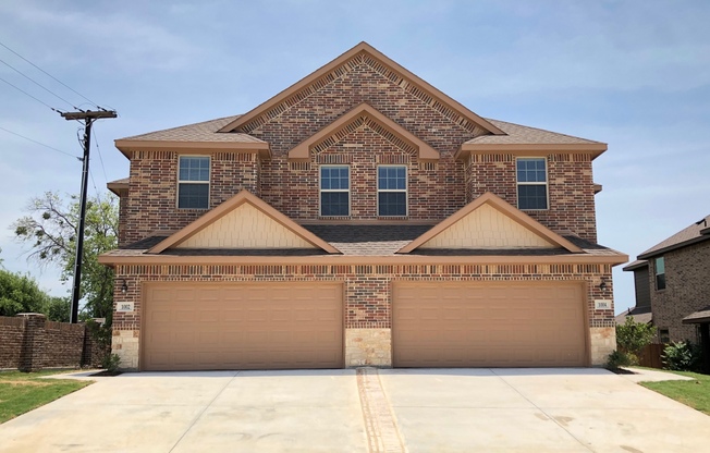 LUXURY 2 STORY DUPLEX LOCATED IN MIDLOTHIAN, TEXAS!