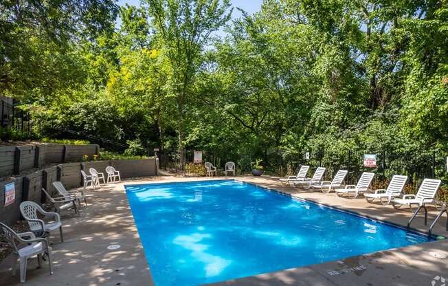 Big swimming pool at suntree apartments in kansas city kansas