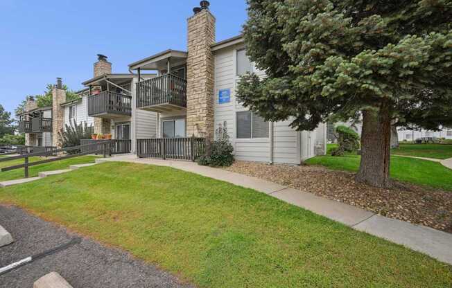 Reflections at Cherry Creek in Aurora, CO trail leading up to the apartment buildings