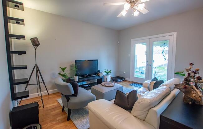 1011 E 37 ST