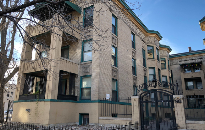 Welcome to your future home in this charming urban apartment with classic architecture.