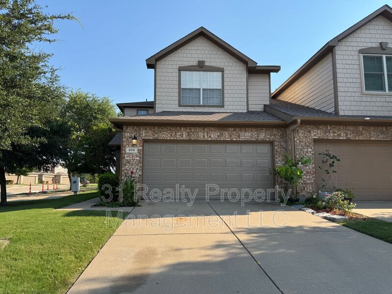900 ENGLEWOOD LN