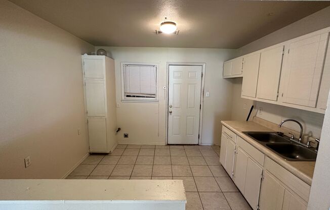 2 beds, 1 bath, $800