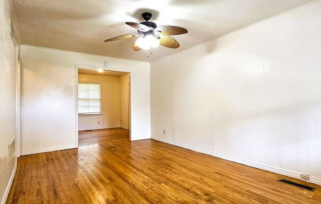 Lovely 2 Bedroom Home With A 1 Car Garage! HALF OFF FIRST FULL MONTHS RENT!!