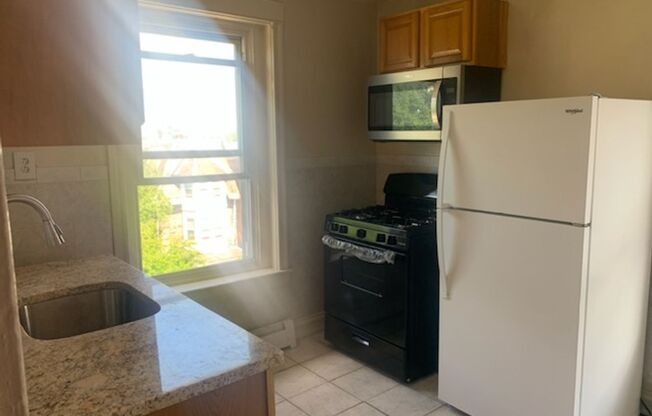 2 beds, 1 bath, 903 sqft, $1,250