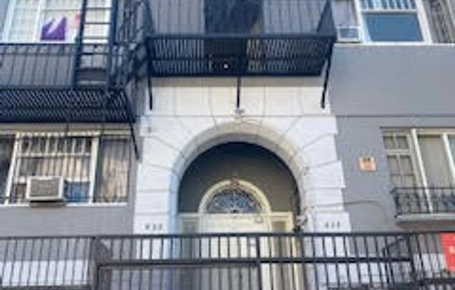 Union Apts...Remodeled Studio..New Laminate Floors...CALL NOW!
