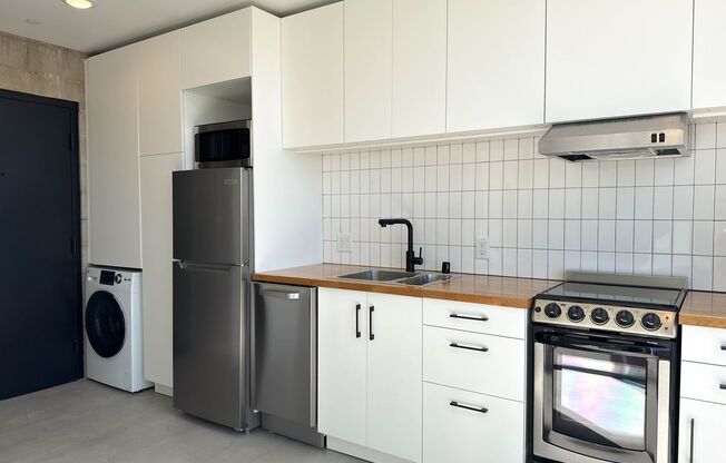 Studio, 1 bath, 285 sqft, $2,120, Unit 301