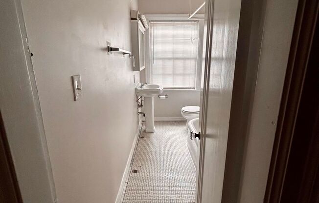 3 beds, 1 bath, $1,650, Unit J