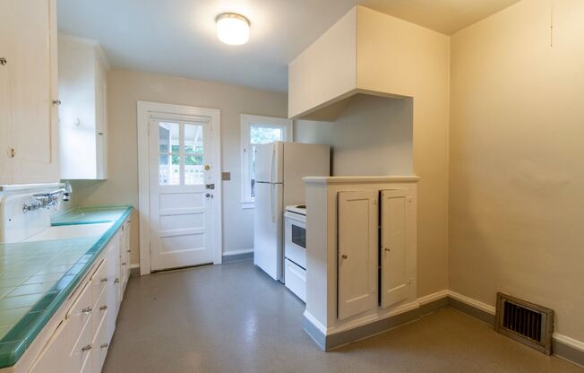 Bright One Bedroom Unit in Fourplex with Vintage Appeal, Original Hardwoods and Garage Available!