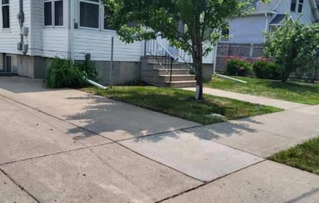 *RENT SPECIAL* 4 bed 2 bath Single Family Home in Fargo!