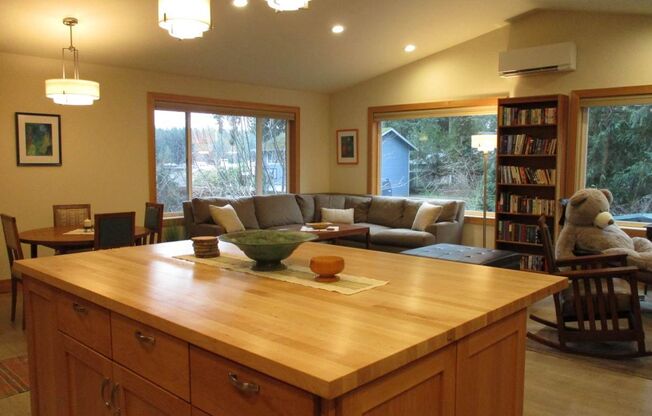 Fully Furnished 1 Bedroom Apartment in Gig Harbor