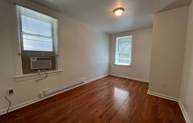 2 beds, 1 bath, 800 sqft, $1,859, Unit 5717 Hobart St. #08