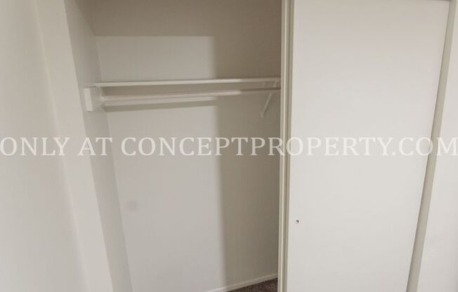 2 beds, 1 bath, 880 sqft, $1,249, Unit 17