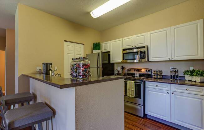 Gourmet Kitchen at Commons at Verandas in Tanasbourne Apartments, Hillsboro, 97124