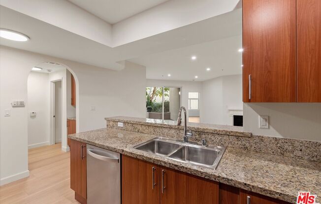 2 beds, 1 bath, 979 sqft, $2,850, Unit 122