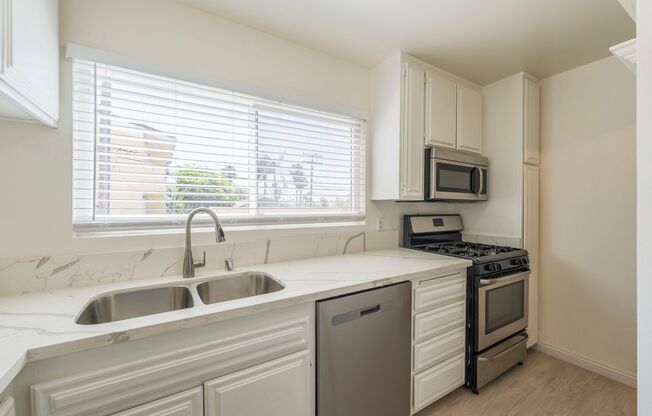 Beautiful remodeled 2 bed 2 bath townhome in South Redondo
