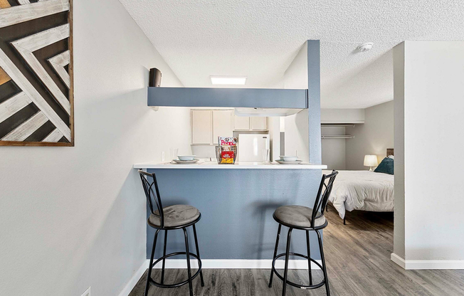 Experience modern living in this chic apartment, perfect for comfort and style.