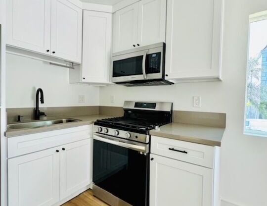 1 bed, 1 bath, 350 sqft, $2,195