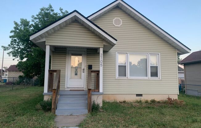 BLACK FRIDAY SPECIAL: HALF OF FIRST MONTH RENT + A FREE GIFT. Cute 2 bedroom 1 bathroom House