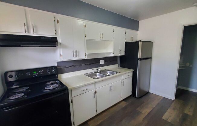 2 beds, 1 bath, 802 sqft, $1,595, Unit 111