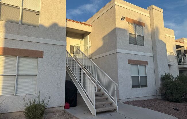 Bright spacious condo near Sunrise Mountain