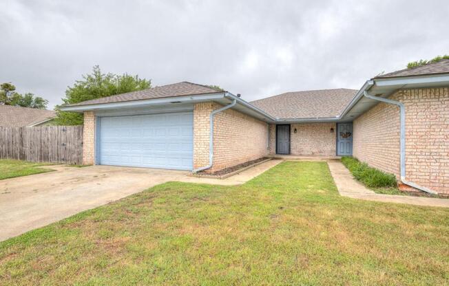 523 N ROBIN WAY