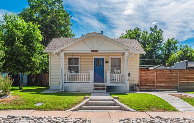 Cute partially furnished bungalow walking distance from DU!