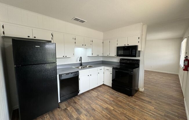 2 beds, 1 bath, 700 sqft, $695, Unit Unit H