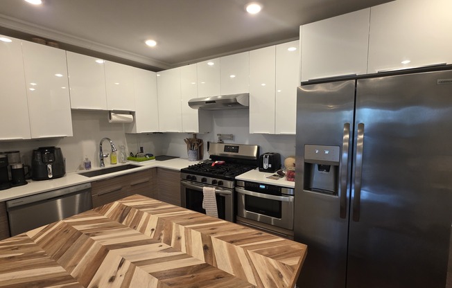 809 E BROADWAY