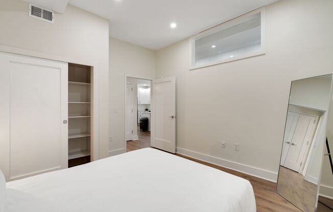 2 beds, 1 bath, 905 sqft, $2,695, Unit 813