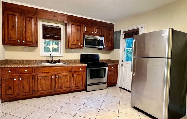 Quaint 3 Bedroom, 2 Bathroom Home in Northside Available May 14th!