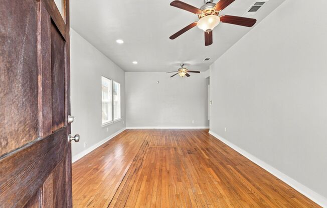 UT PRE-LEASE: North Campus 6 bed / 3 bath Remodel, High-End Kitchen Features SS Appliances, Wood Floors, Updated Bathrooms