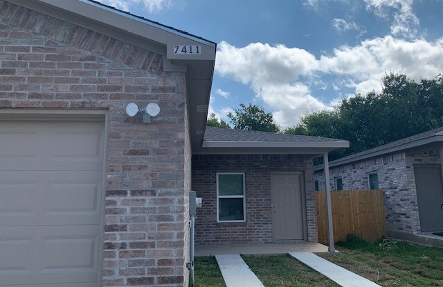 Nice 3 Bedroom, 2 Full Bath Duplex Located in SW Ft. Worth.