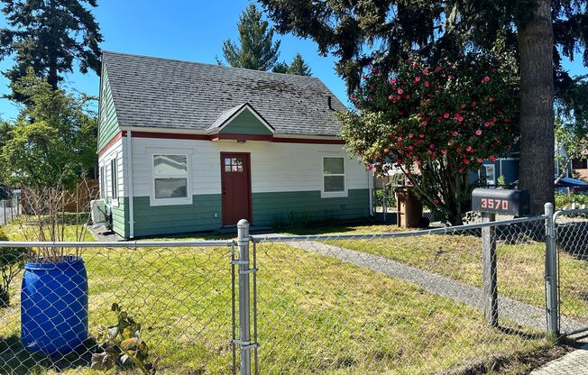 Completely remodeled Adorable home in Convenience location