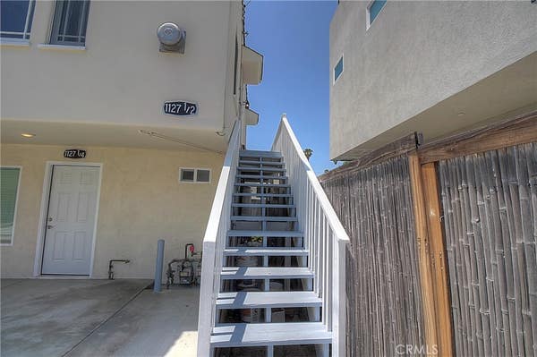 1127 1/2 MANZANITA ST