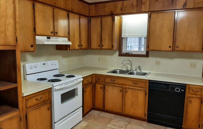 2 beds, 1 bath, 903 sqft, $1,170, Unit J-9