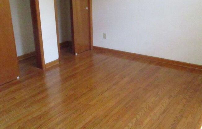 2 beds, 1 bath, 903 sqft, $1,210, Unit E-2