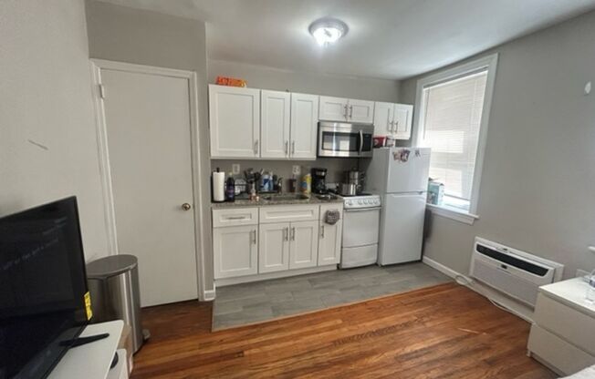Studio, 1 bath, 280 sqft, $890, Unit B12