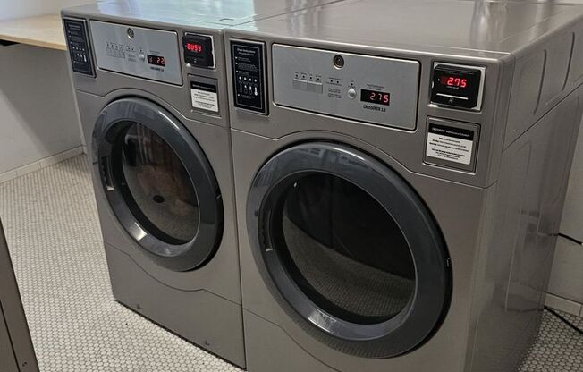 2 beds, 1 bath, 860 sqft, $1,825, Unit LJ