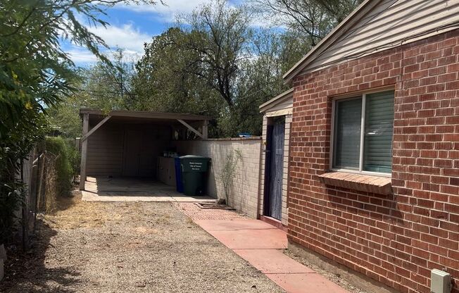 2 Bedroom 1 bath 2 miles from campus - U of A housing.