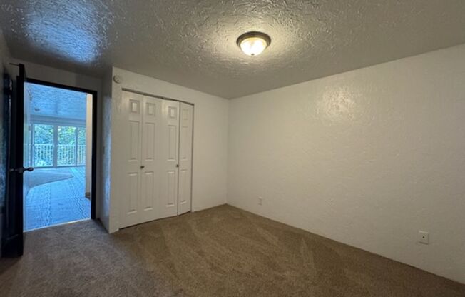 2 beds, 1 bath, 920 sqft, $1,400, Unit 04