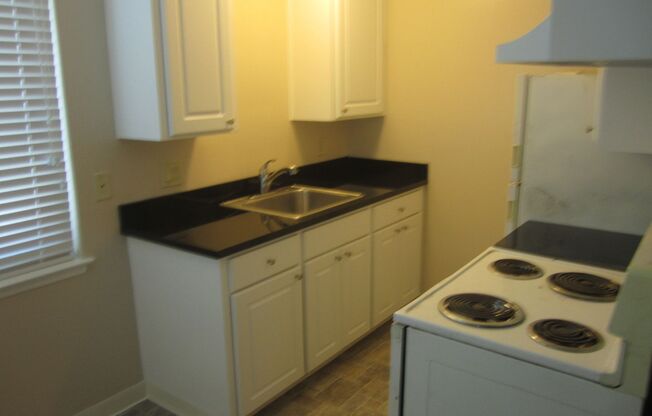 SPACIOUS 1 BEDROOM, 1 BATHROOM IN EXCELLENT SANTA CLARA LOCATION. UPSTAIRS UNIT. HARDWOOD FLOORS. MUST SEE!!!