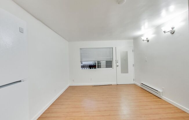 Studio, 1 bath, 300 sqft, $1,300, Unit 3