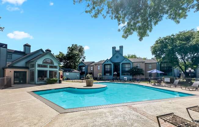 the preserve at ballantyne commons pool and courtyard with apartment buildings