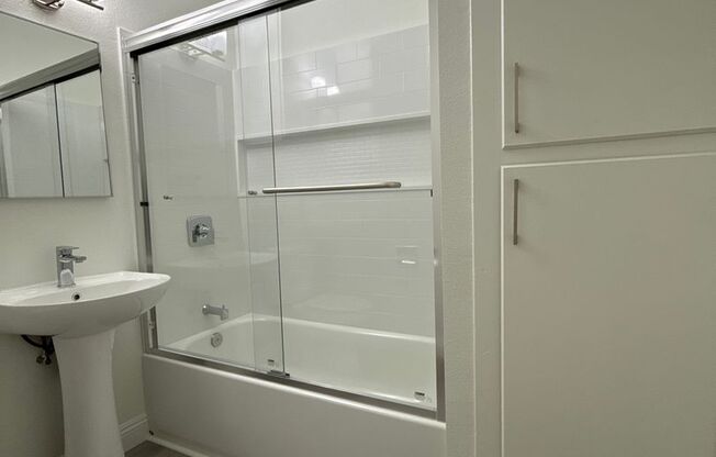2 beds, 1 bath, 850 sqft, $2,325, Unit 9155-10