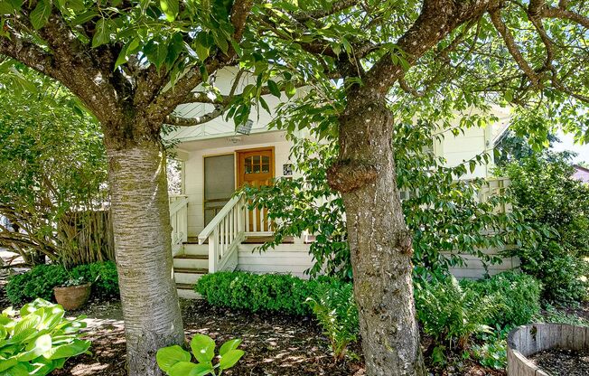 Adorable, vintage 1924 2-bdrm/1-bath w/ fenced yard, raised beds, & chicken house—Great location in Lents!