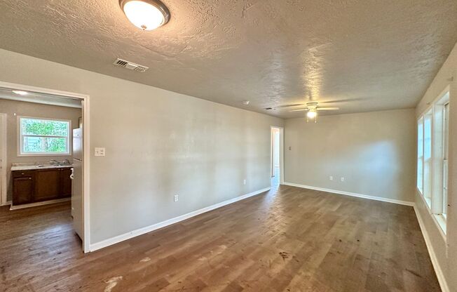 3 beds, 1 bath, 950 sqft, $850