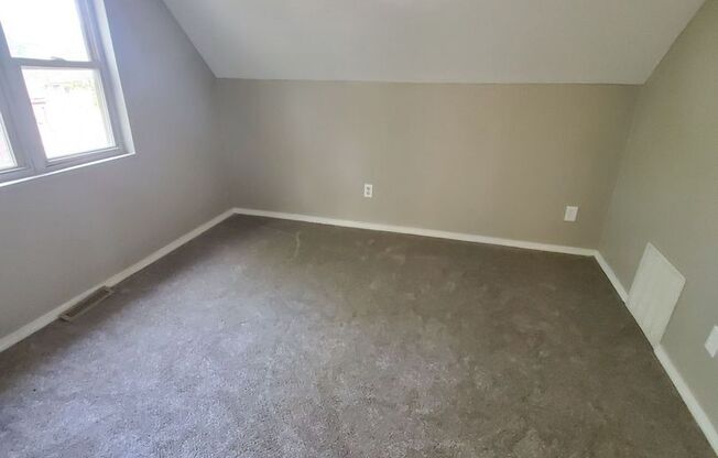 2 beds, 1 bath, 800 sqft, $895, Unit 2164A Upper